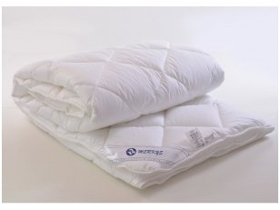 NUKAITOTA aukštos kokybės medvilnės (poplino) vasarinė antklodė su poliesterio užpildu 200g/m2. Nukainavimo priežastis - parduodami paskutiniai vienetai.